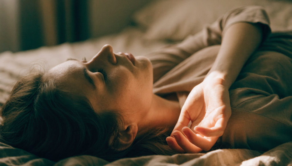 Mulher deitada na cama relaxando a mão, praticando relaxamento muscular